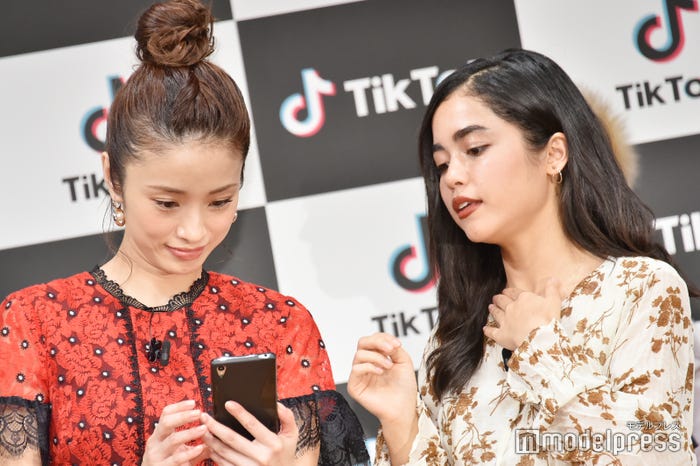 上戸彩、TikToker・Saraから使い方を伝授 (C)モデルプレス