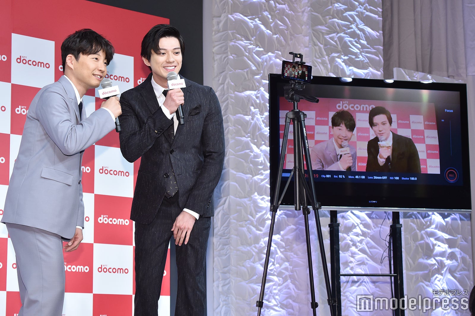 星野源、新田真剣佑 （C）モデルプレス