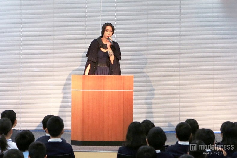 杏、母校で課外授業！“妖怪人間”姿に生徒発狂