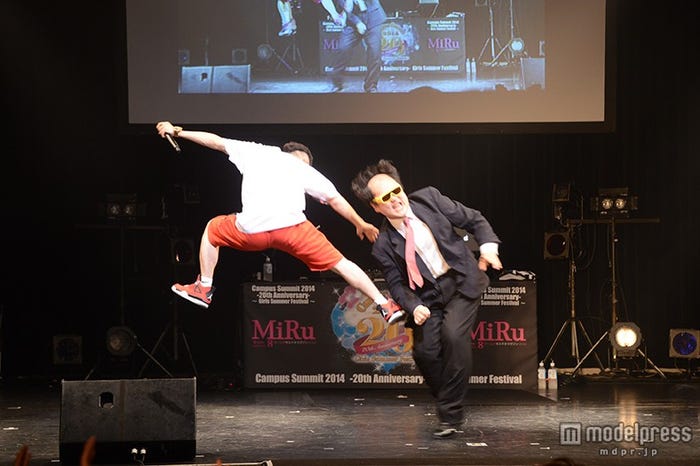 ラッパーのGASHIMAから飛び蹴りをくらうDJアキバ