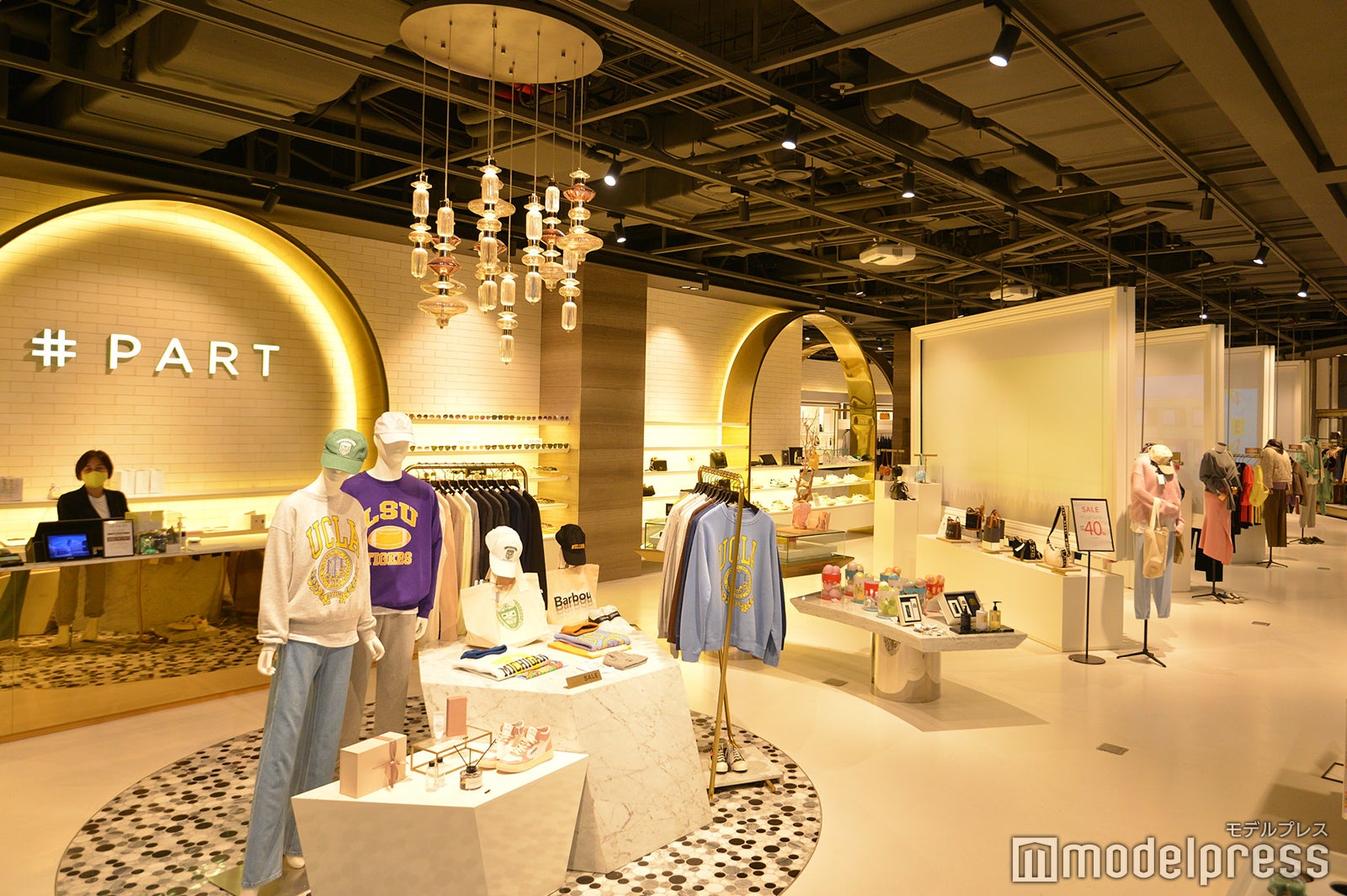 様々なアイテムがずらり（C）モデルプレス