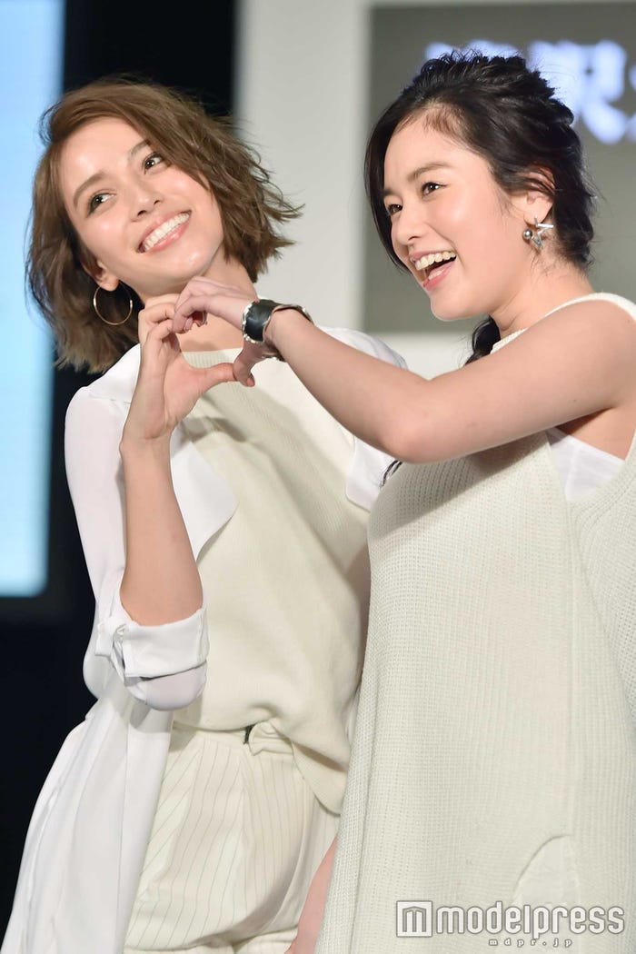 (左から)滝沢カレン、筧美和子(C)モデルプレス