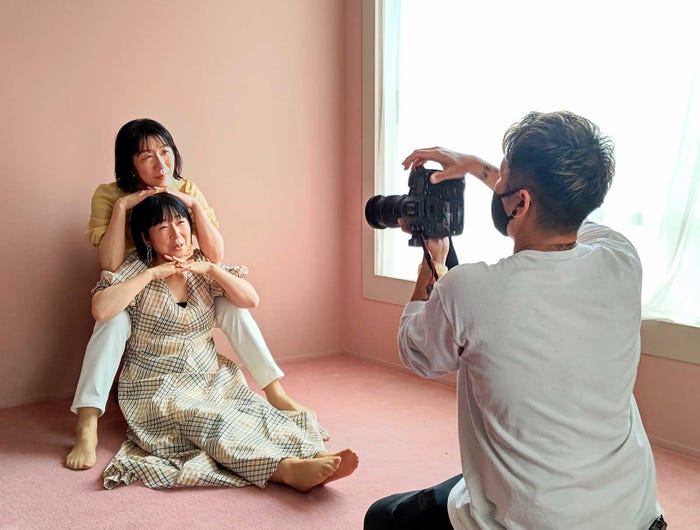 「CanCam」表紙風のモデルポーズをする阿佐ヶ谷姉妹(C)日本テレビ