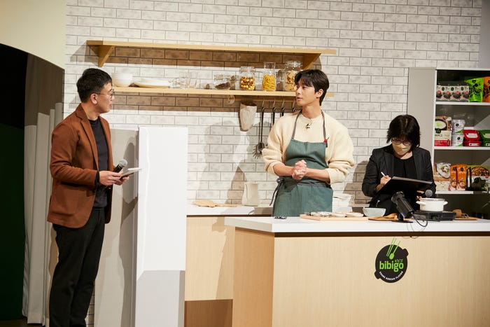 トックマンドゥスープを作るパク・ソジュン「食べて会おう!パク・ソジュンといっしょ!bibigo パーティー」(提供写真)