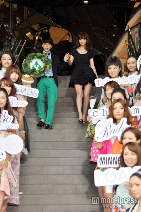 ピース・綾部祐二にエスコートされながら登場した佐々木希