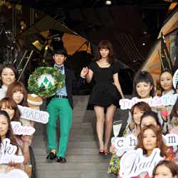 ピース・綾部祐二にエスコートされながら登場した佐々木希