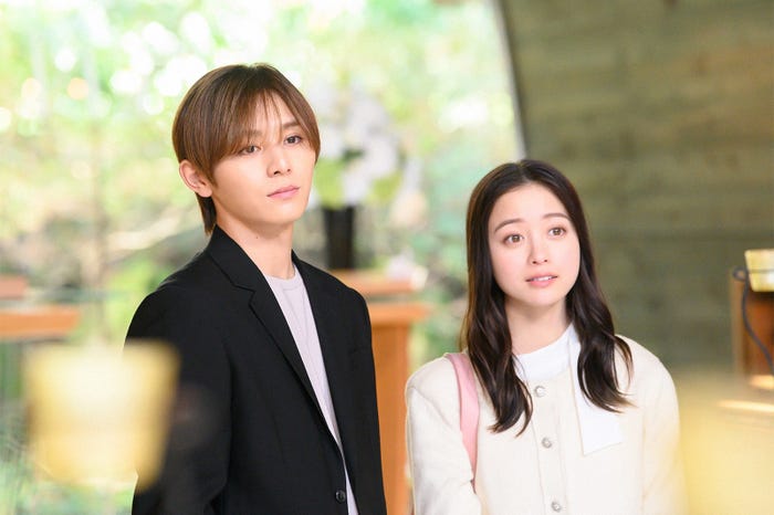 (左から)山田涼介、橋本環奈/「王様に捧ぐ薬指」第3話より(C)TBS