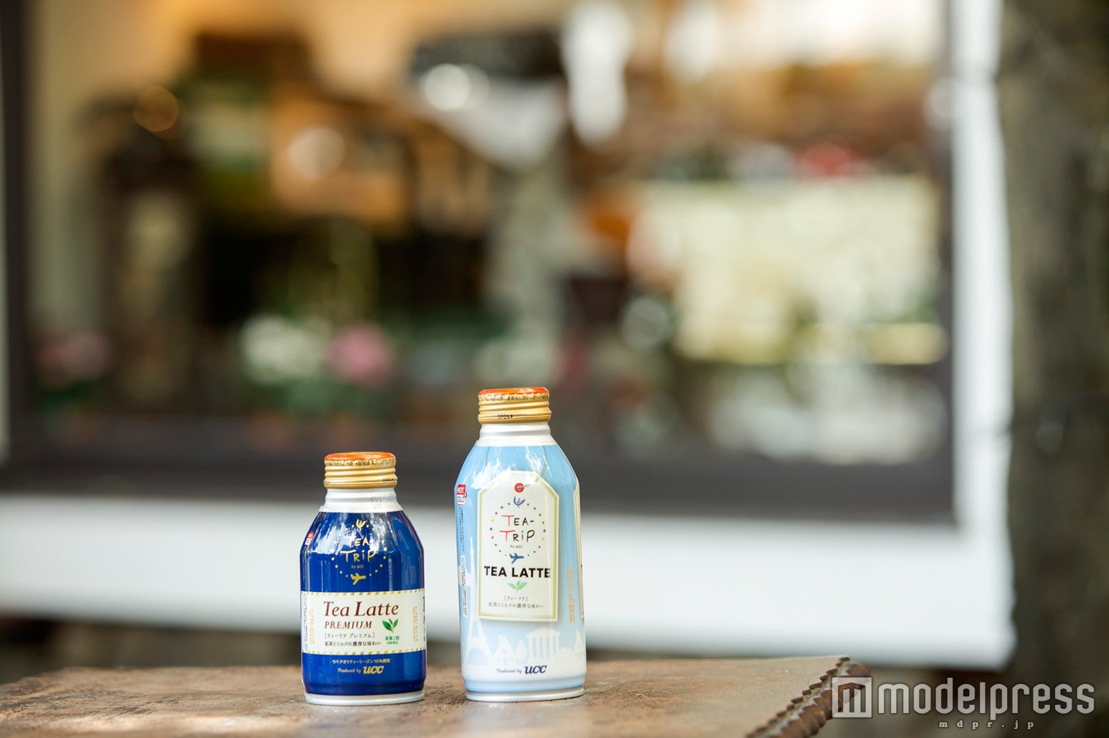 （左から）TEA-TRiP TEA LATTE PREMIUM（ティートリップ ティーラテプレミアム）、TEA-TRiP TEA LATTE（ティートリップ ティーラテ）