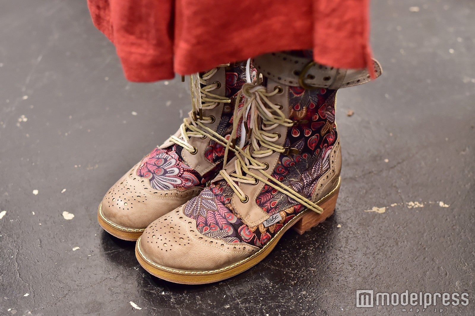 靴もカバンの柄と合わせてコーディネート（C）モデルプレス