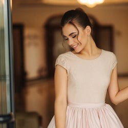 地味すぎず派手すぎす 大人女子のパーティーでの5つのドレスコード モデルプレス