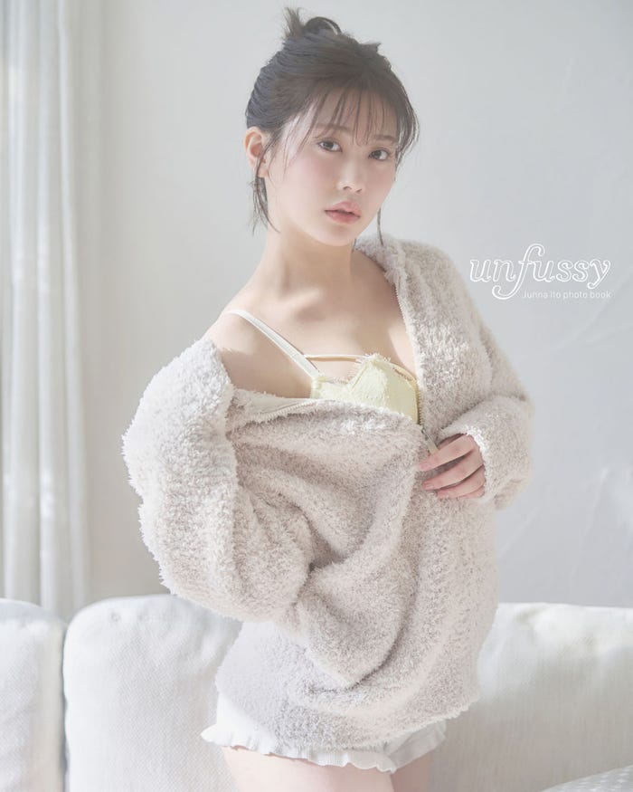 「伊藤純奈 1st 写真集 unfussy」表紙(提供写真)