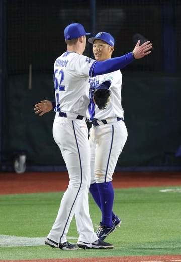 DeNA・京田がスーパープレー 八回2死満塁のピンチで頭上を越えそうな打球を背走→ジャンプして捕球 投手のレイノルズが両腕を広げて抱き寄せる