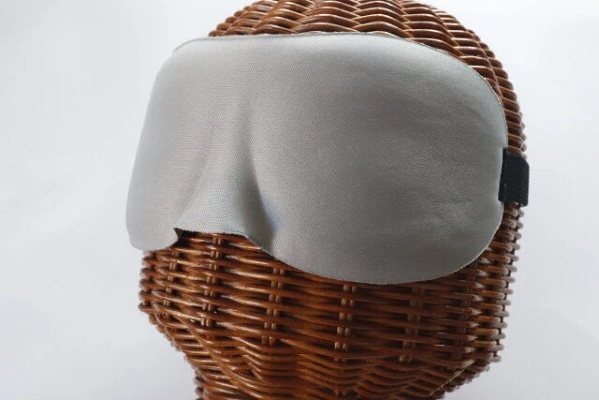 ダイソー　立体型クッションアイマスク