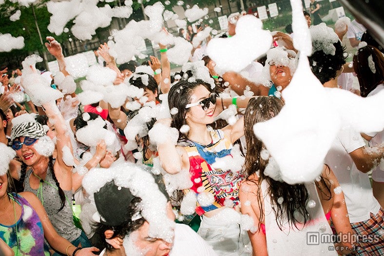 泡まみれで走るバブルラン（イメージ写真）