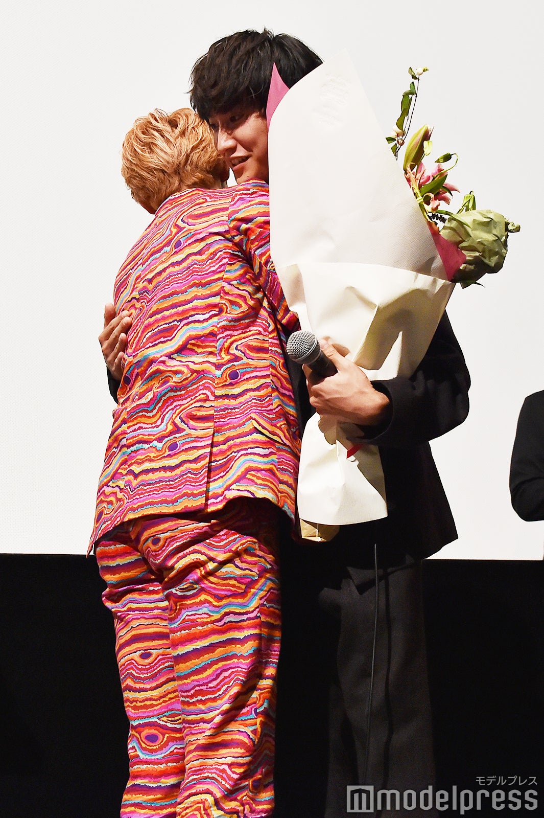 金子大地に花束を渡しハグをするユーキ （C）モデルプレス