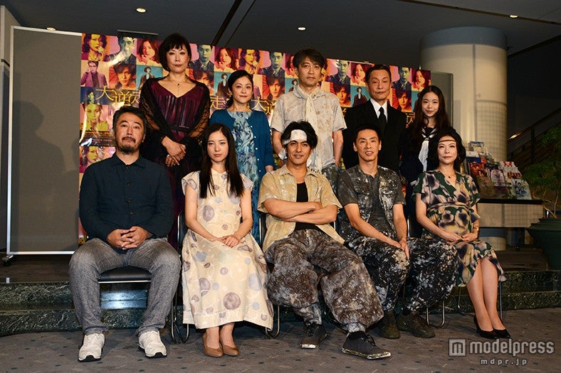 （前列左から）赤堀雅秋氏、吉高由里子、北村一輝、大倉孝二、秋山菜津子（後列左から）峯村リエ、濱田マリ、池田成志、大鷹明良、趣里