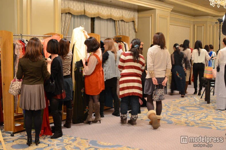 ベトナム伝統衣装“アオザイ”の試着体験をする参加者