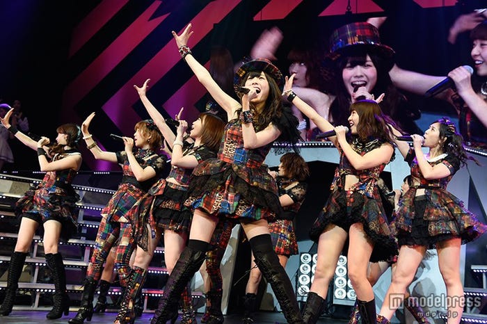 33位:篠田麻里子センター曲「上からマリコ」、谷真理佳がセンターでパフォーマンス(C)AKS