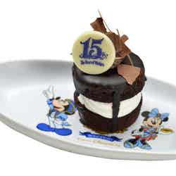 チョコレートケーキ、スーベニアプレート付き￥750（C）Disney