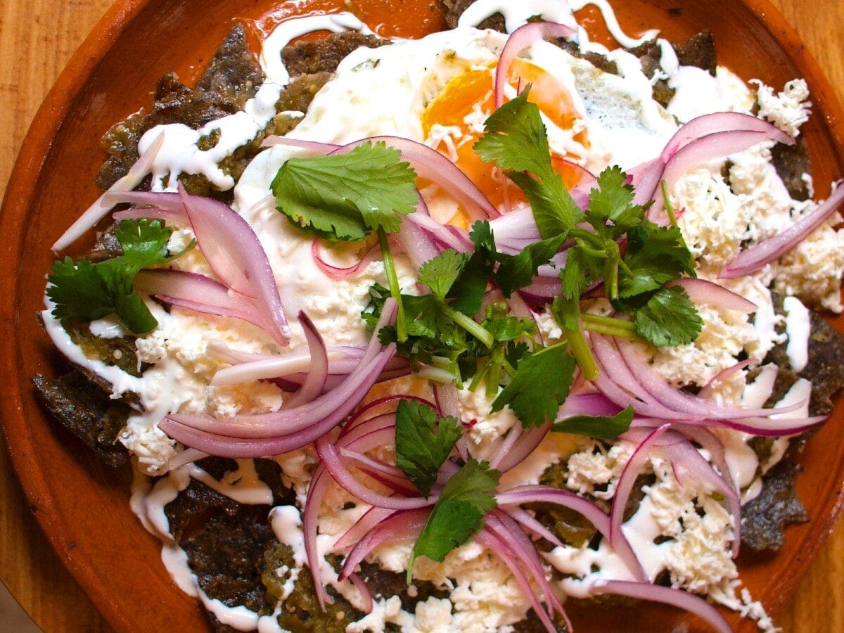 チラキレスに目玉焼きをのせたもの