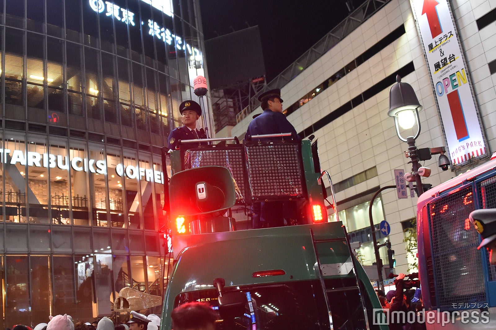 目を光らせるDJポリス（C）モデルプレス