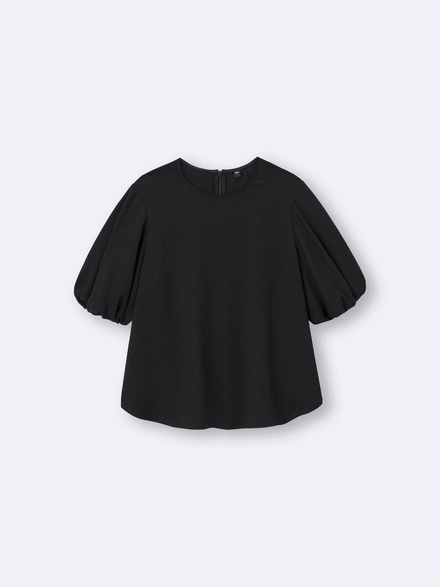 黒いバルーン袖のブラウスを平置きで撮影