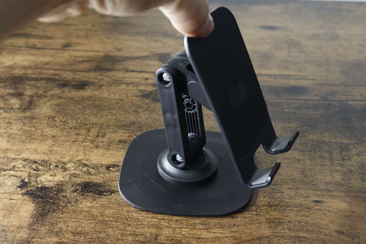 スマホスタンドの台座部分を指で持ち角度を調整 スマホスタンドの台座部分を指で持ち角度を調整