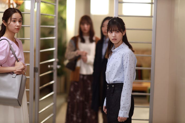 堀田真由、西野七瀬/「言霊荘」第2話より(C)テレビ朝日