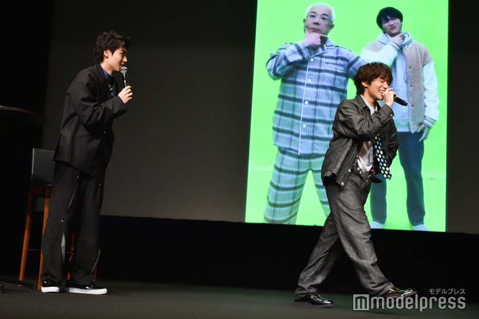 突然TikTok映像が流れ驚く八村倫太郎と忘れていたことに笑ってしまう山下幸輝(C)モデルプレス