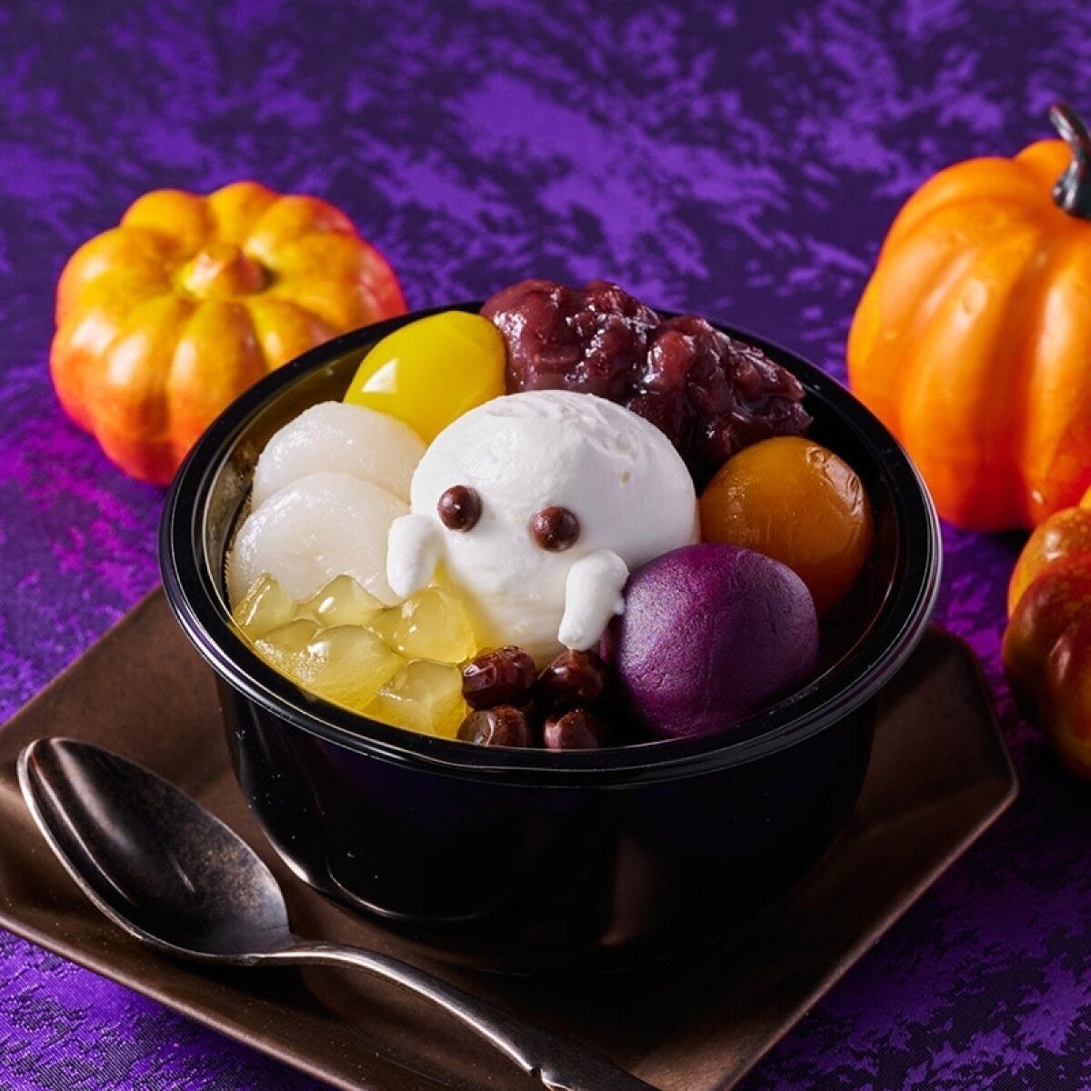お化けのホイップクリームが乗ったハロウィンあんみつ お化けのホイップクリームが乗ったハロウィンあんみつ