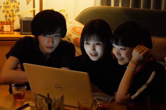 道枝駿佑、福本莉子、古川琴音(C)2022「今夜、世界からこの恋が消えても」製作委員会