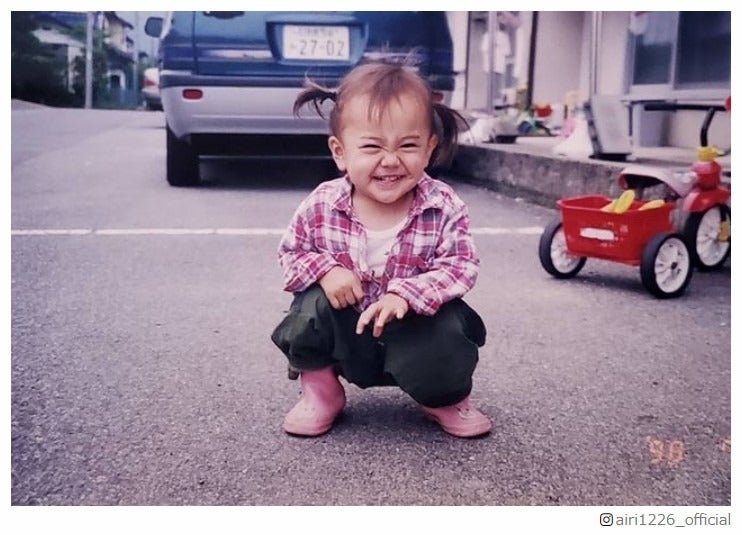 松井愛莉、25歳バースデー迎え“幼少期ショット”公開「おめでとう」「変わらず可愛い」の声