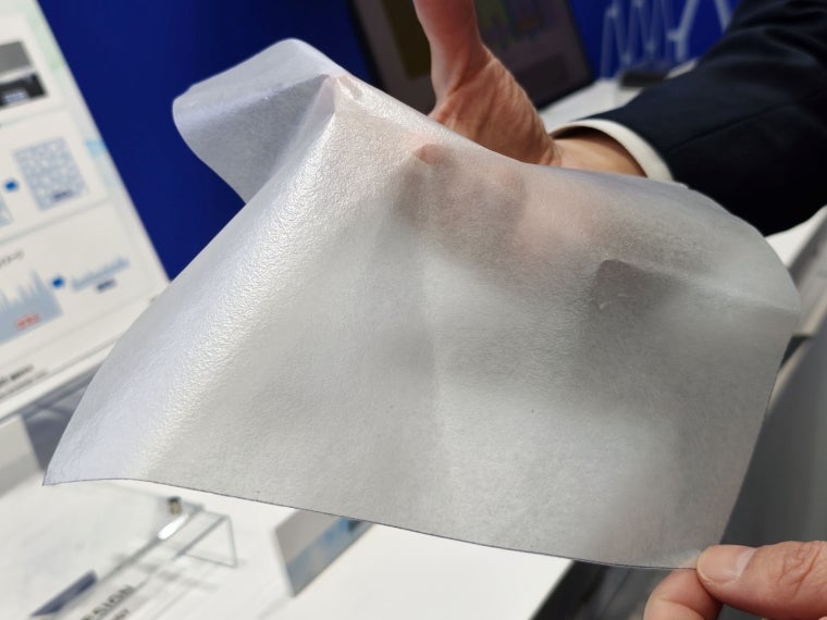 東レがナノテク展で先端素材を提案 新原綿を開発、厚さ3ミクロンの不織布に