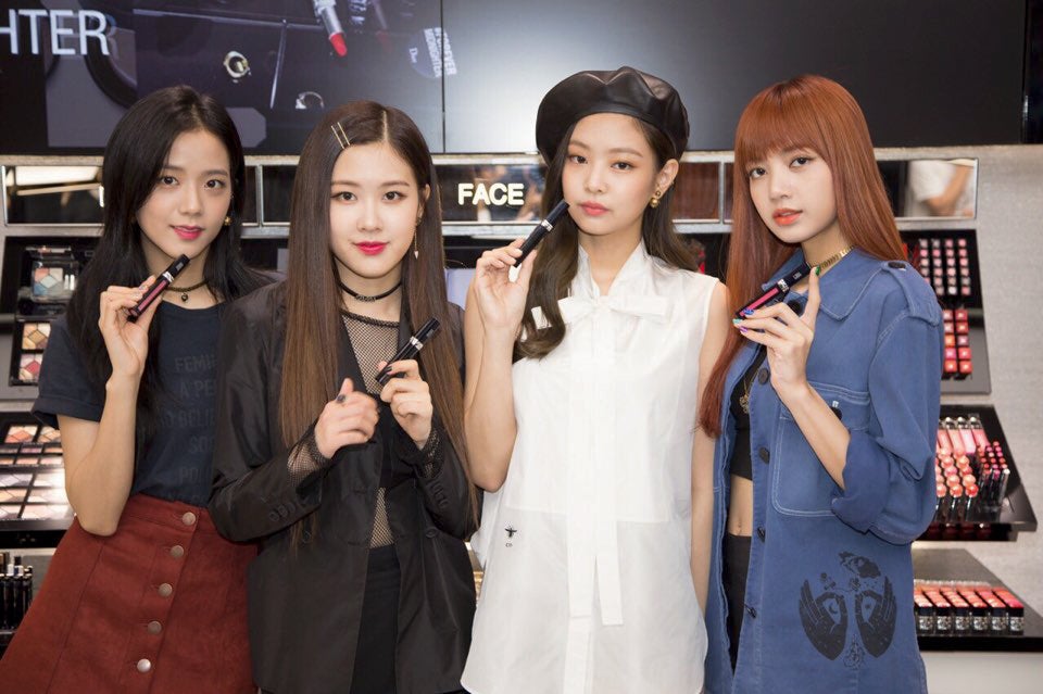 JISOO（ジス）、ROSÉ（ロゼ）、JENNIE（ジェニー）、LISA（リサ）