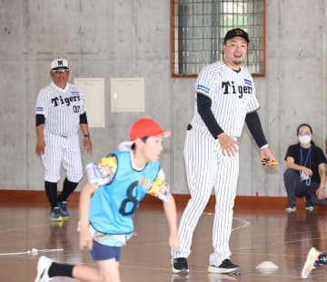 阪神 秋山拓巳BAがOBの亀山努氏と沖縄県内の小学校2校で野球教室「今は競争はあまりという時代ですけど…」