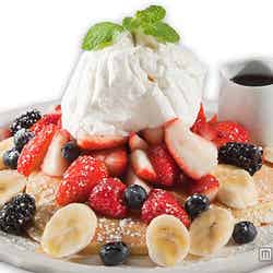 ホイップとフルーツがふんだんにトッピングされた「ミックスフルーツパンケーキ」