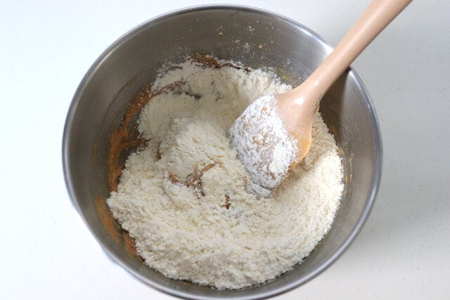 重曹と薄力粉をふるいながら加える。