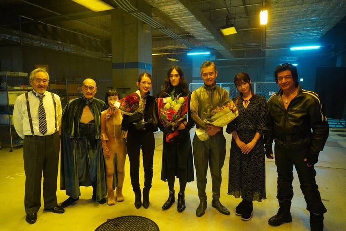 左から)浜田晃、麿赤兒、どんぐり、小沢真珠、栗原類、渡部篤郎、深田恭子、藤岡弘、(C)フジテレビ