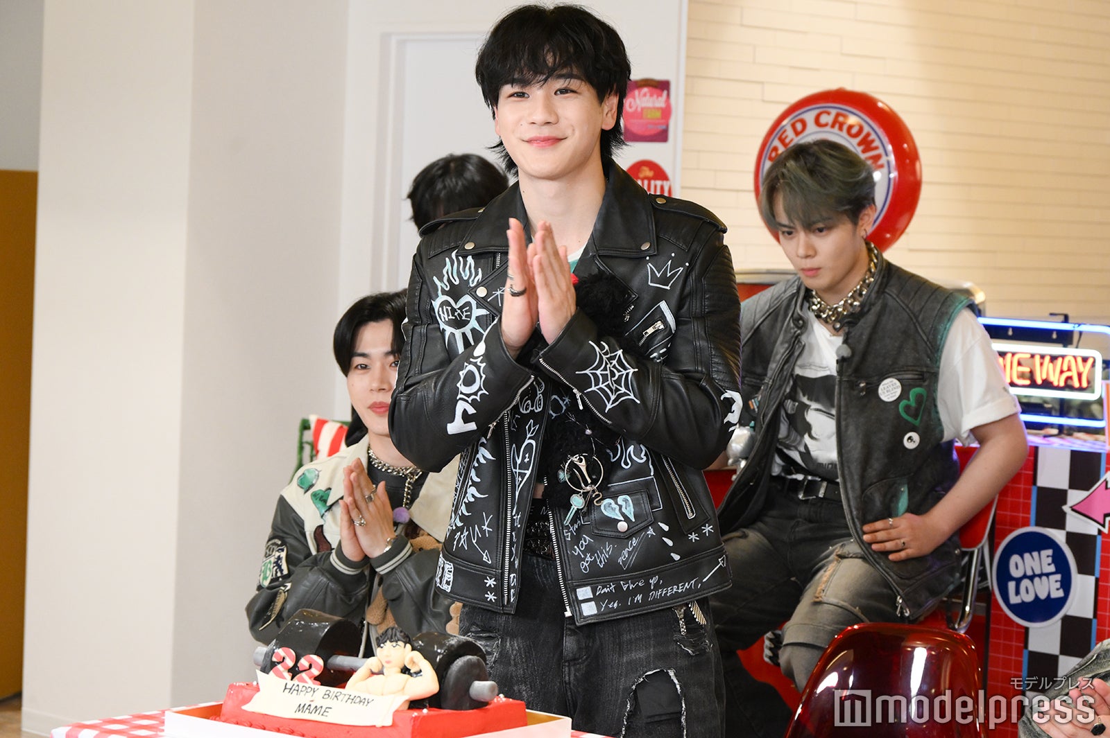 ダンベルを模したケーキで祝われる豆原一成（C）モデルプレス