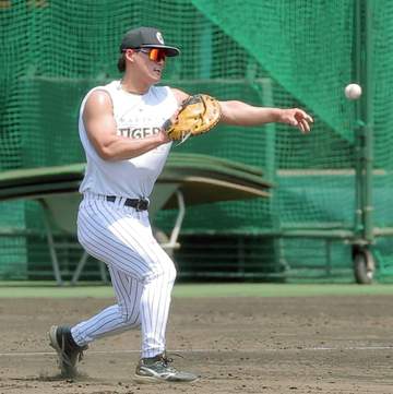 阪神・前川 固定器具つけず練習 ランニングや左翼と一塁でノックこなす 死球で骨折から6日、早期復帰へ着実