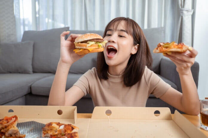 一瞬でバレる!? 男性に聞いた「品格がない女性」の特徴4つ