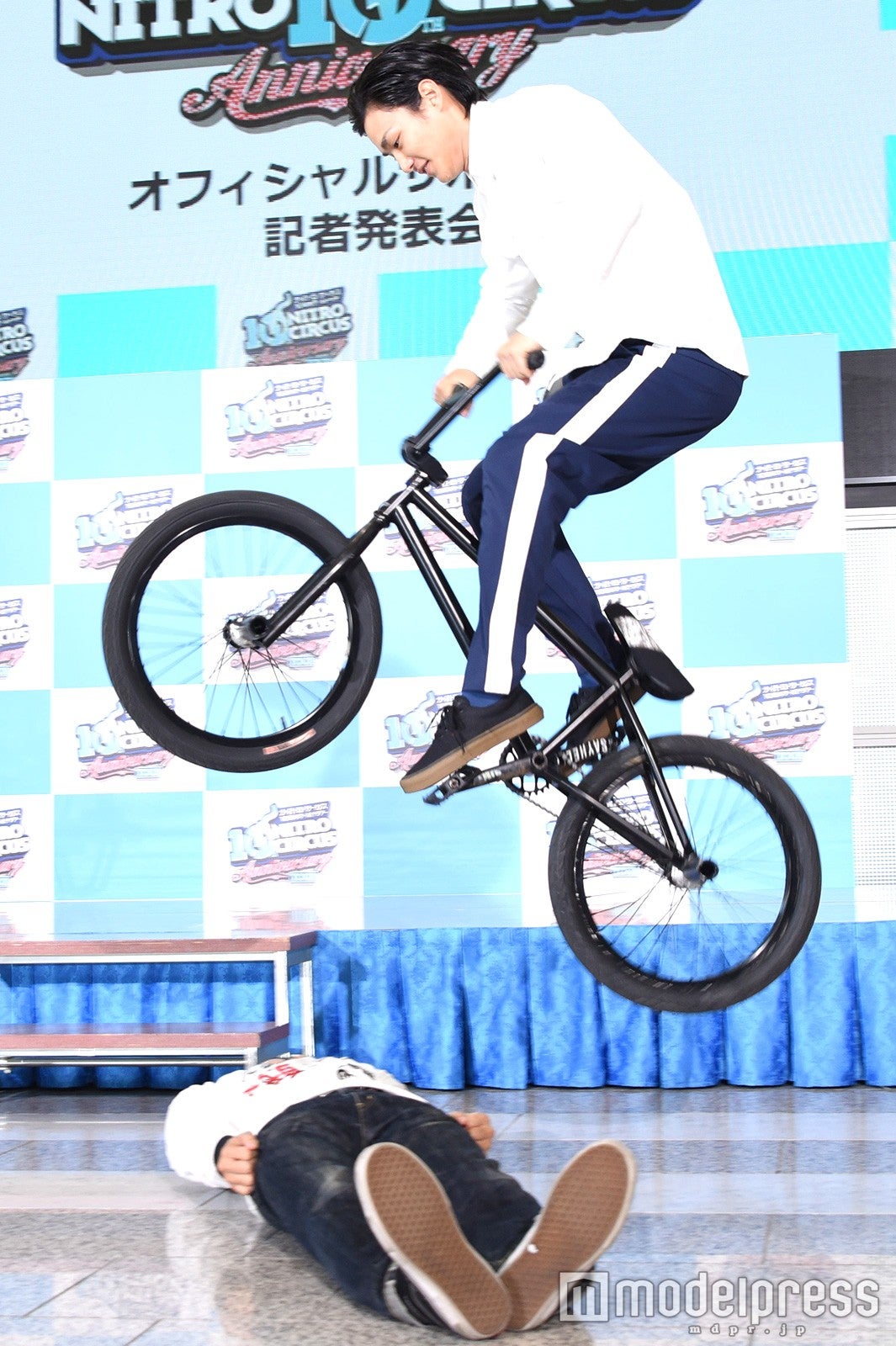 ピース・綾部祐二の上を野村周平がジャンプ（C）モデルプレス