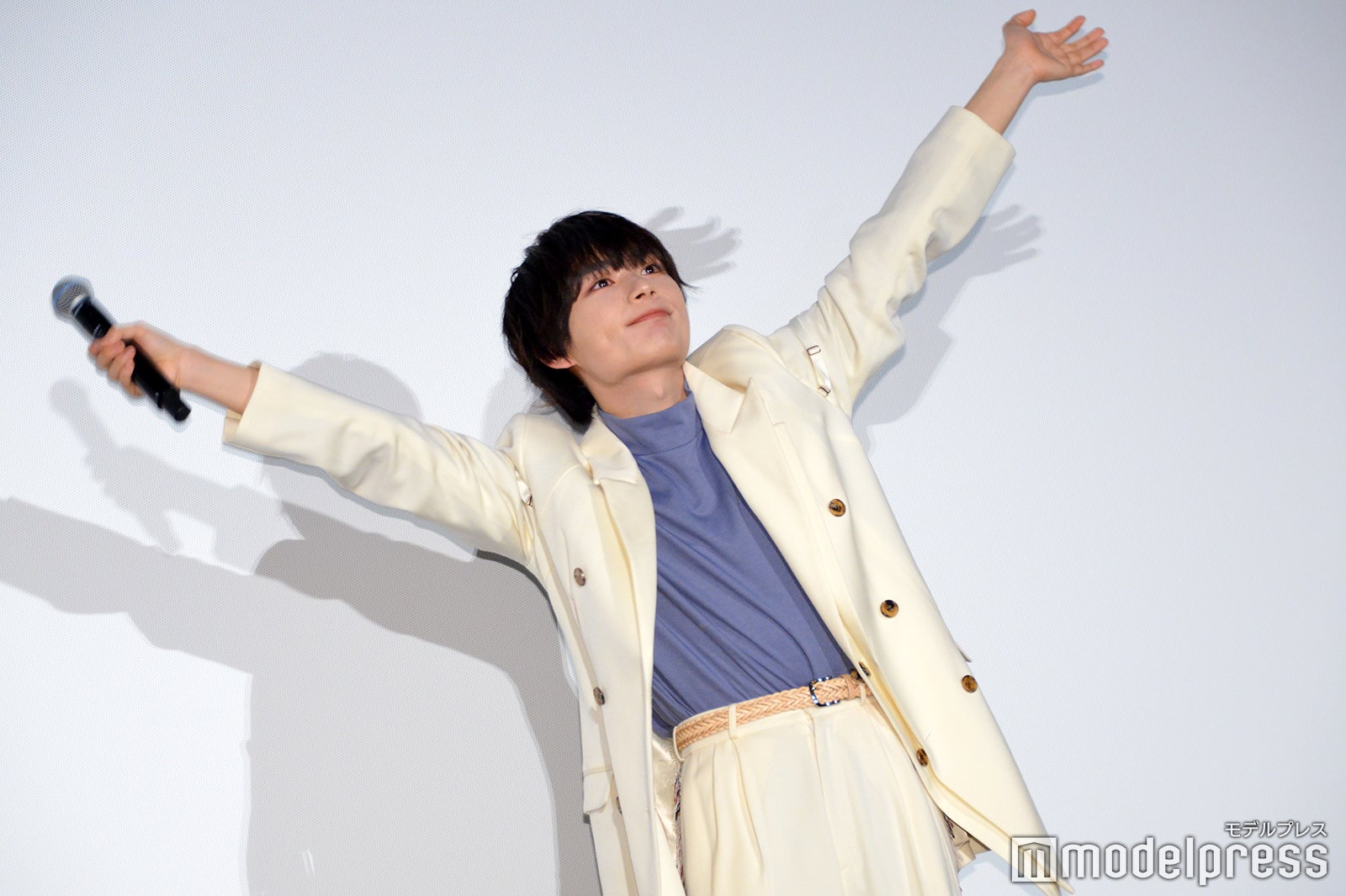 両手いっぱいに手を振る大西流星（C）モデルプレス