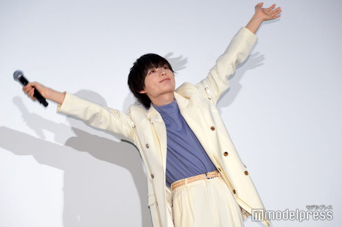 両手いっぱいに手を振る大西流星(C)モデルプレス