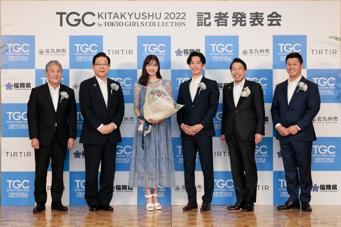 (左から)北九州市都心集客推進委員会副会長 公益財団法人北九州観光コンベンション協会専務理事 近藤晃、北橋健治(北九州市長)、新川優愛、辻本優一(東京ガールズコレクション実行委員会、株式会社W TOKYO 地方創生管掌役員)、服部誠太郎(福岡県副知事)、佐藤竜司 (i6TG株式会社 代表取締役社長、元・北九州市まち・ひと・しごと創生有識者会議構成員)(C)TGC KITAKYUSHU 2022 by TOKYO GIRLS COLLECTION 記者発表会