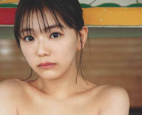 大熊杏優、赤の透け感衣装で大人の表情 透明素肌も際立つ