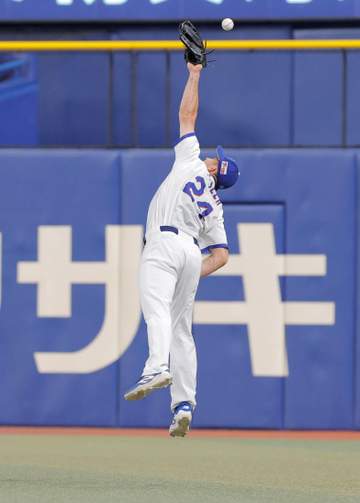 中日の右翼・ボスラーがまさかの凡ミス 佐藤輝の右前に弾んだ打球を後逸 頭上を越されピンチ広げる