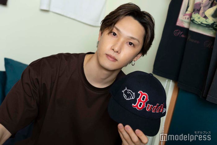 デザインからこだわり抜いたオリジナルキャップを見せてくれました!/堀夏喜(C)モデルプレス