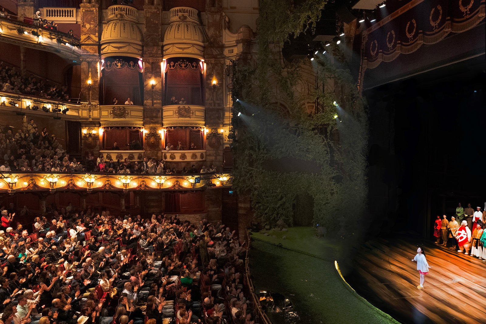 橋本環奈／舞台「千と千尋の神隠し」5月7日昼の部カーテンコール（提供写真）