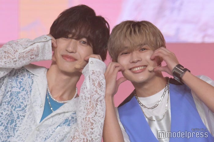 キュートな“みちながハート”で沸かせた道枝駿佑&長尾謙杜(C)モデルプレス